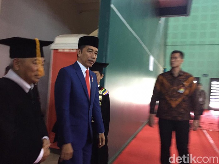 Presiden RI Joko Widodo mengingatkan masyarakat akan dunia yang berubah begitu cepat. Ia ingin masyarakat mengikuti perkembangan dunia dan mampu mengembangkan segala bidang.