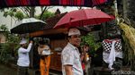 Semangat Umat Hindu Beribadah di Tengah Hujan Deras