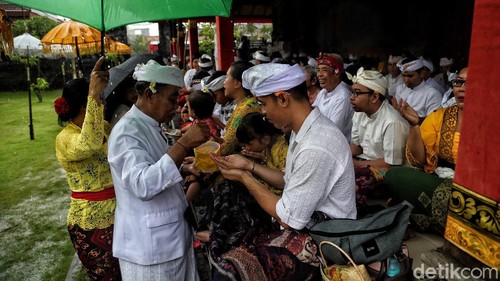 Perayaan Hari Raya Kuningan di Pura Dalem Purnajati, Jakarta Utara, diguyur hujan deras, Sabtu (29/2). Walaupun begitu mereka tetap semangat beribadah.