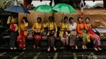 Semangat Umat Hindu Beribadah di Tengah Hujan Deras