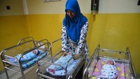 Perawat tengah menyelimuti tiga bayi yang lahir pada 29 Februari 2020 di Rumah Sakit Aisyiyah Kudus, Kudus, Jawa Tengah (29/2/2020).