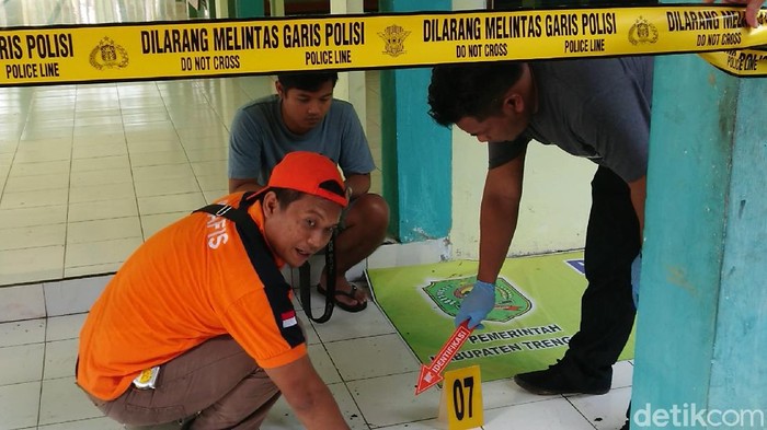 Seorang santri gangguan jiwa tewas dibunuh santri lainnya di teras masjid Pondok Pesantren Hidayatul Mubtadiien Trenggalek. Korban mengalami luka serius di bagian kepala.