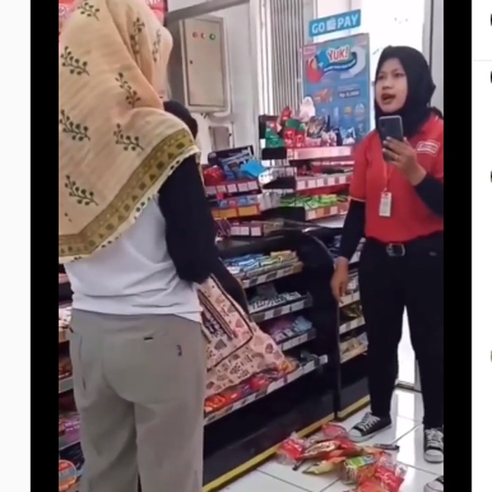 mencuri makanan di supermarket