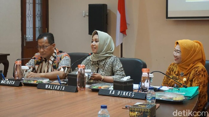 Wali Kota Mojokerto Ika Puspitasari atau Ning Ita berkomitmen melanjutkan program Universal Healt Coverage (UHC). Program ini membuat 95,29 persen penduduk Kota Onde-onde itu tercover Jaminan Kesehatan Nasional (JKN). Untuk memperkuat pelaksanaan program tersebut, Ning Ita berinovasi dengan menciptakan aplikasi Gayatri.