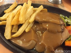 Nikmatnya Bistik Lidah Lembu di Restoran Legendaris Medan