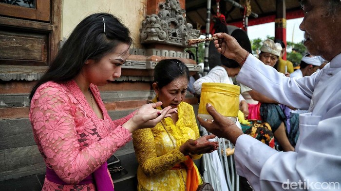 Sejumlah umat Hindu di Tanjung Puri, Jakarta Utara, tengah memperingati Hari Raya Kuningan. Yuk, intip foto-fotonya!