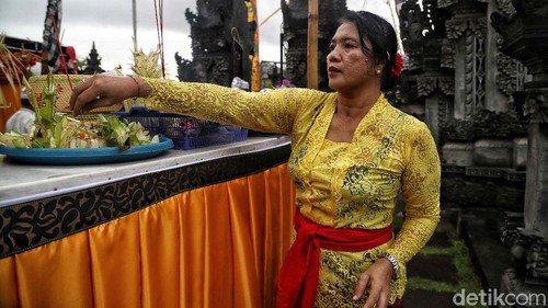 Sejumlah umat Hindu di Tanjung Puri, Jakarta Utara, tengah memperingati Hari Raya Kuningan. Yuk, intip foto-fotonya!