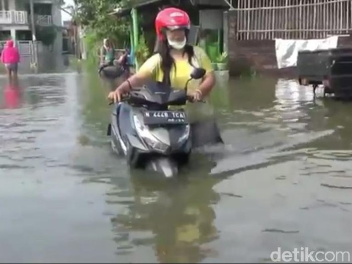 Banjir yang melanda belasan desa di Pasuruan sebagian besar mulai surut. Namun masih ada 2 dusun yang terendam.