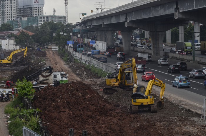 Sejumlah kendaraan melaju di samping proyek kereta cepat (High Speed Railway) Jakarta-Bandung di Bekasi, Jawa Barat, Sabtu (29/2/2020). Kementerian Pekerjaan Umum dan Perumahan Rakyat (PUPR) menginstruksikan PT Kereta Cepat Indonesia China (KCIC) untuk menghentikan sementara proyek pembangunan mulai tanggal (2/3/2020) selama dua minggu, karena proyek tersebut menimbulkan genangan air pada Tol Jakarta - Cikampek yang menyebabkan kemacetan dan mengganggu kelancaran logistik. ANTARA FOTO/ Fakhri Hermansyah/aww.