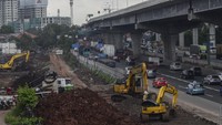 Sejumlah kendaraan melaju di samping proyek kereta cepat (High Speed Railway) Jakarta-Bandung di Bekasi, Jawa Barat, Sabtu (29/2/2020). Kementerian Pekerjaan Umum dan Perumahan Rakyat (PUPR) menginstruksikan PT Kereta Cepat Indonesia China (KCIC) untuk menghentikan sementara proyek pembangunan mulai tanggal (2/3/2020) selama dua minggu.