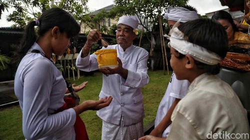 Sejumlah umat Hindu di Tanjung Puri, Jakarta Utara, tengah memperingati Hari Raya Kuningan. Yuk, intip foto-fotonya!