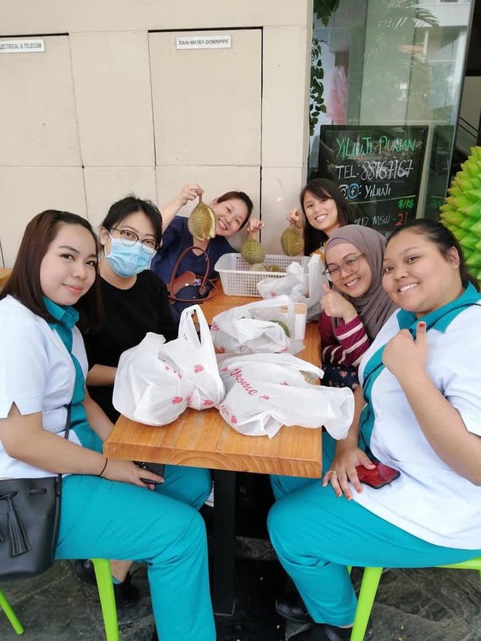 kedai durian bagikan durian gratis