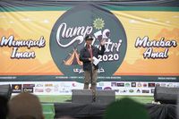 Ridwan Kamil Bareng Santri Tanam 50 Juta Bibit Pohon di Jabar