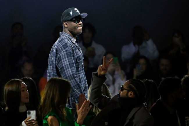 Label Off-White yang digawangi desainer Virgil Abloh menyuguhkan koleksi terbarunya di Paris Fashion Week Fall 2020, Kamis (27/2/2020). Di catwalk, muncul sejumlah mode ternama termasuk duo adik-kakak Gigi dan Bella Hadid. Foto: Getty Images/Thierry Chesnot