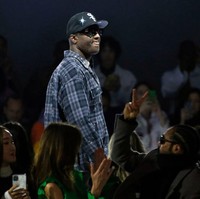 Label Off-White yang digawangi desainer Virgil Abloh menyuguhkan koleksi terbarunya di Paris Fashion Week Fall 2020, Kamis (27/2/2020). Di catwalk, muncul sejumlah mode ternama termasuk duo adik-kakak Gigi dan Bella Hadid. Foto: Getty Images/Thierry Chesnot