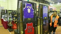 Tak hanya mainan dan komik, terlihat beberapa replika jersey para bintang basket.