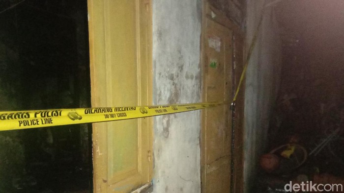 Sebuah rumah di Jalan Pucangan III Nomer 99 Surabaya ludes dilahap si jago merah. Rumah tersebut ludes setelah dibakar oleh mantan suami.