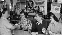 Di foto kali ini terlihat beberapa menu yang dipajang dengan ukuran besar. Ternyata itu tren sebuah restoran pada tahun 1950-an. Foto: Istimewa