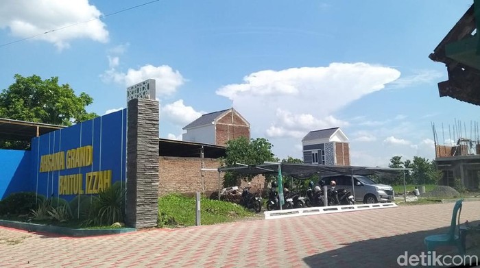 Polisi memanggil sembilan orang dari Dinas Pekerjaan Umum Kota Madiun. Pemeriksaan ini terkait pembangunan sebuah perumahan syariah yang diduga bermasalah.