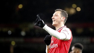 Dream Team ala Mesut Oezil, Ngeri Juga!