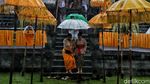 Semangat Umat Hindu Beribadah di Tengah Hujan Deras
