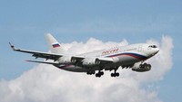 Pesawat Presiden Rusia Vladimir Putin ini berjenis Ilyushin IL-96-300, salah satu fitur pesawat ini adalah bisa terbang tanpa terlihat di udara.