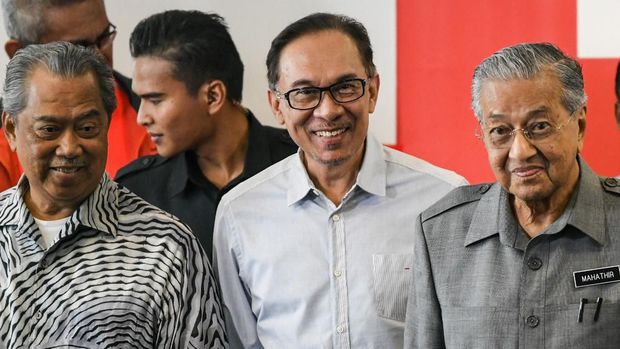 Mahathir Mohamad (kanan) bersama Anwar Ibrahim (tengah) dan Muhyiddin Yassin (kiri)