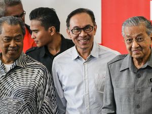 Malaysia Gelar Pemilu Hari Ini, Mahathir dan Anwar Ibrahim Kembali Bersaing