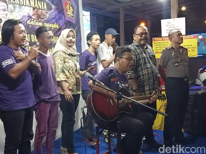 Liga 1 2020 akan dibuka dengan laga Persik Kediri melawan Persebaya Surabaya pada petang nanti. Polisi Kota Kediri menggelar cangkrukan bersama Persikmania untuk menjaga kondisi tetap kondusif.