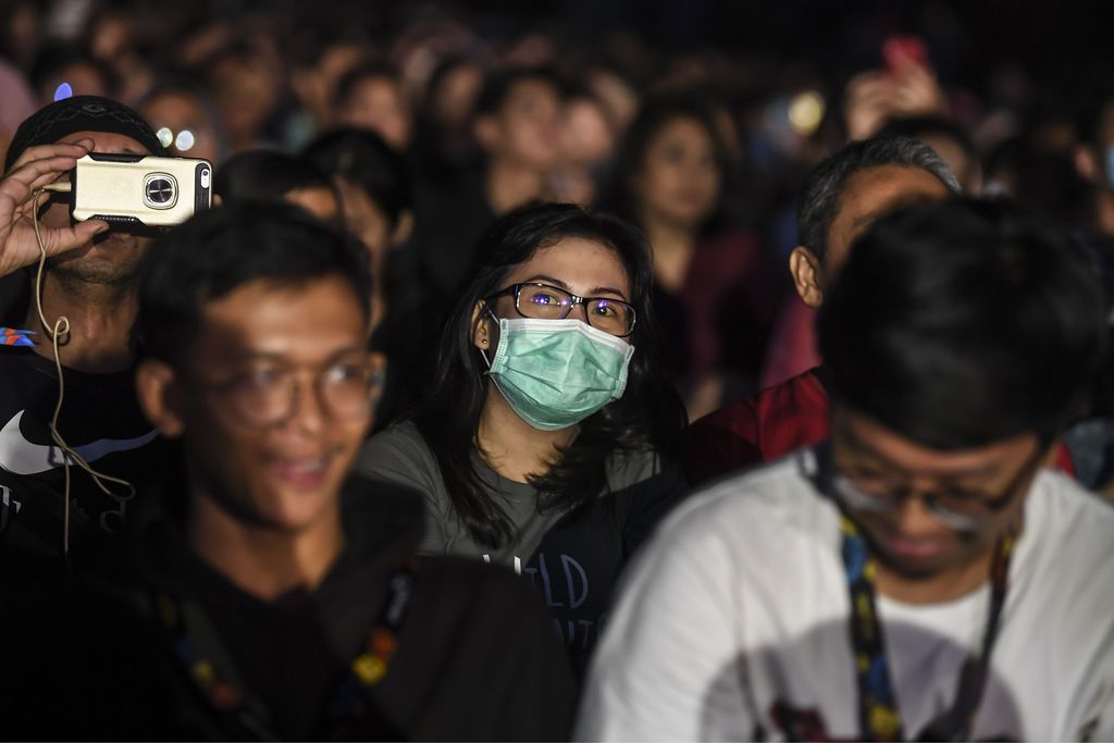 Penonton Jakarta International Java Jazz Festival 2020 menggunakan masker di Jakarta, Jumat (28/2/2020). Sejumlah pengunjung konser menggunakan masker disebabkan merebaknya penyebaran virus corona di beberapa negara di Asia Tenggara. ANTARA FOTO/Muhammad Adimaja/nz