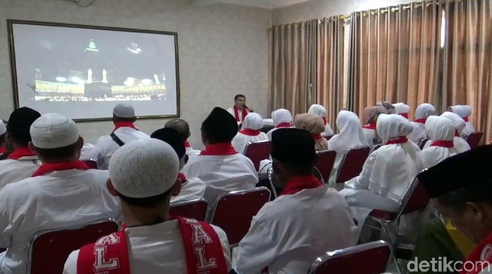 Sejumlah jemaah umroh asal Sukabumi mengikuti manasik