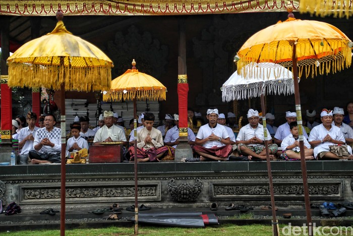 Perayaan Hari Raya Kuningan di Pesisir Jakarta Sejumlah umat Hindu di Tanjung Puri, Jakarta Utara, tengah memperingati Hari Raya Kuningan. Yuk, intip foto-fotonya!