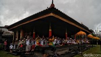 Hari Raya Kuningan merupakan salah satu rangkaian perayaan kemenangan Dharma (Kebaikan) atas Adharma (Kejahatan) yang diisi dengan persembahyangan bersama.