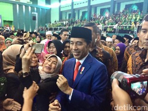 Jokowi Paparkan Kiprah Kiai Asep, Guru Besar Uinsa Bidang Sosiologi