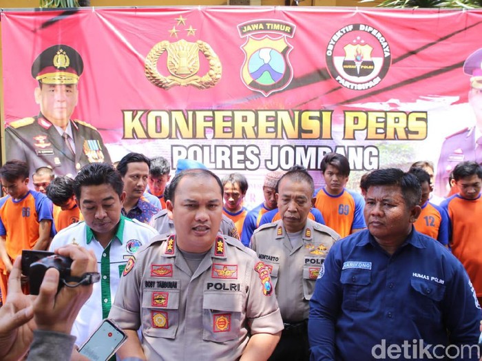 Ahmad Abdul Latif (25) menolak bertanggungjawab setelah menyetubuhi kekasihnya yang masih berusia 16 tahun. Pemuda asal Desa/Kecamatan Jogoroto ini dijebloskan ke penjara setelah dilaporkan orang tua korban ke Polres Jombang.