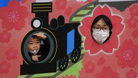 Walaupun begitu, ekspresi dari ibu dan anak yang semringah ini seakan membuat lupa ketakutan dari corona.