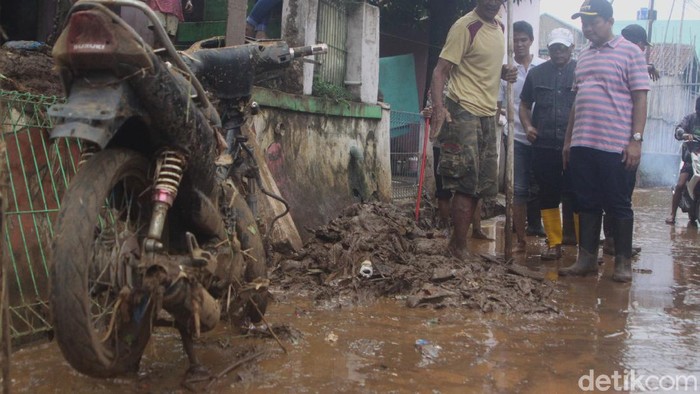 Bupati Sumedang Dony Ahmad Munir tinjau lokasi banjir