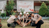 Toto Suharto, Managing Director PT Robert Bosch Automotive (ketiga dari kanan), bersama dengan Wicahyo Ratomo, Dewan Penasihat Yayasan Tunas Bakti Nusantara (tengah) dan La Halim, Asisten 1 Bidang Pemerintahan Pemkab Nabire (ketiga dari kiri) didampingi para pejabat Muspida Kab. Nabire, melakukan peletakan batu pertama sebagai simbol dimulainya pembangunan asrama di Desa Yaro, Nabire, Papua. Bosch bersama dengan Yayasan Tunas Bakti Nusantara menggagas “Bakti Nusantara Nabire Project” untuk membantu anak-anak Desa Yaro, agar dapat terus bersekolah. Jauhnya jarak antardesa permukiman, juga dengan sekolah-sekolah terdekat, masih umum dijumpai di Papua. Foto: dok. Bosch
