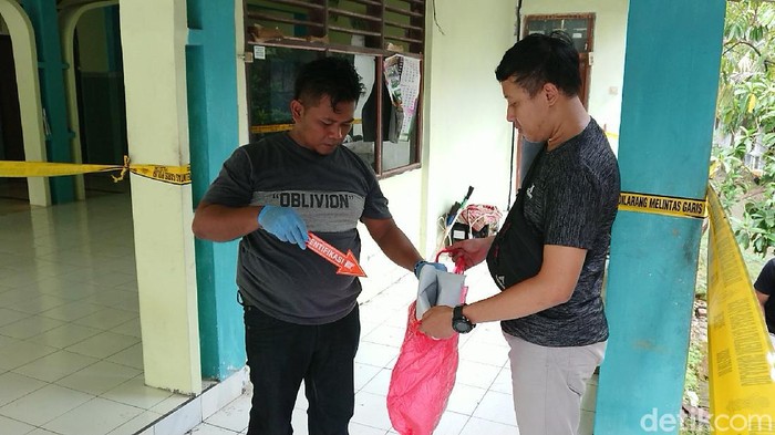 Seorang santri gangguan jiwa tewas dibunuh santri lainnya di teras masjid Pondok Pesantren Hidayatul Mubtadiien Trenggalek. Korban mengalami luka serius di bagian kepala.