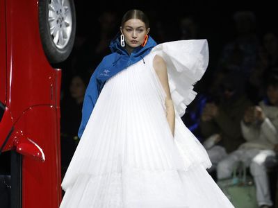 Momen Hypebeast Gigi-Bella Hadid dan Ibunya di Catwalk Off-White