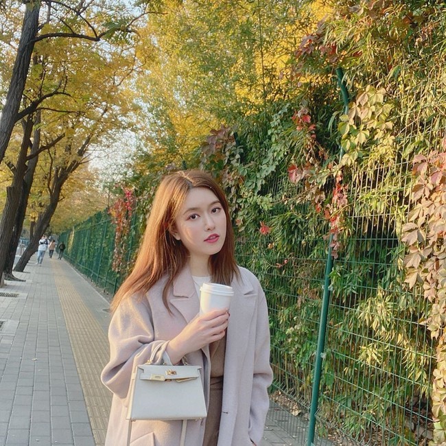 Annabella mengaku ia bisa mengambil sayuran dari kebun keluarga lain. Sedangkan temannya dari Jepang mengirimkan masker dan obat batuk. Karenanya, Annabella merasa sangat berterima kasih kepada mereka. Foto: Instagram @annabella.woo