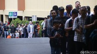 Bahkan antrean masuk pun mengular panjang.