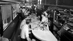 Seperti Inilah Suasana Restoran di Tahun 1900-an