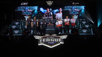 Sejumlah peserta bertanding dalam babak grand final kompetisi eSport PUBG Mobile Dunia Games League 2020 di Hall Bola Basket Gelora Bung Karno, Jakarta, Sabtu (29/2/2020).