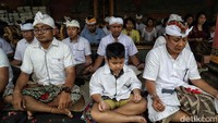 Para umat Hindu tampak khusyuk berdoa.