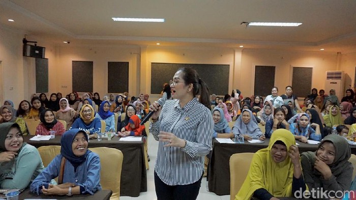 Anggota Komisi E DPRD Sulsel Andi Debbie Rusdin minimnya ruang laktasi di sejumlah area publik di Sulsel (MN Abdurrahman/detikcom)