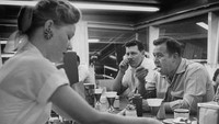 Beberapa momen makan malam pun masuk ke dalam beberapa judul film pada tahun 1900-an. Seperti gambar satu ini memperlihatkan dua orang pria yang sedang menyantap makan malamnya sambil melirik pelayan tersebut. Foto: Istimewa