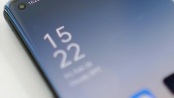 Bagian depan terdapat kamera di layar atau punch hole. Foto: sparrowsnews