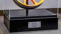 Dalam paket pembelian pelek tersebut, konsumen bakal mendapatkan buku profil balap HRC 2018, spesifikasi produk, sertifikat keaslian barang, serta tanda tangan Marc Marquez yang ditulis langsung di bibir pelek. Selain itu, pelek bekas ini juga dilengkapi logo HRC, RC213V, dan plat nomor seri. Foto: Honda