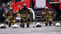 Para petugas tampak mengenakan helm saat memperagakan standar keselamatan dalam bertugas.